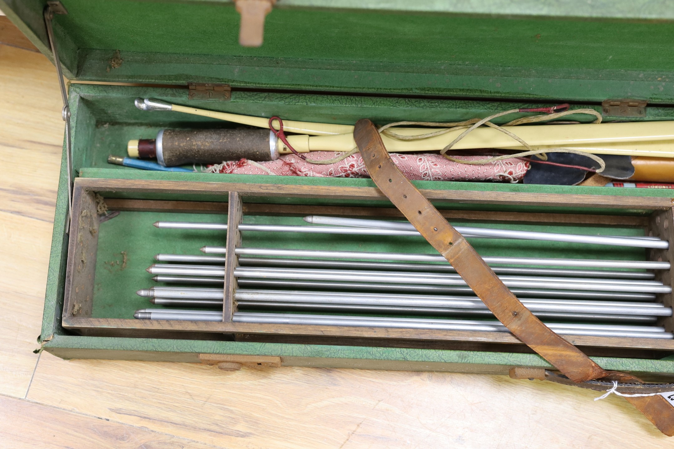 A vintage archery set in cased green box